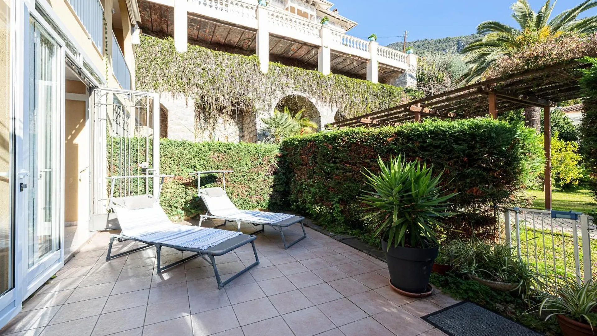 St Laurent - Appartement Au Calme Avec Terrasse & Parking Menton