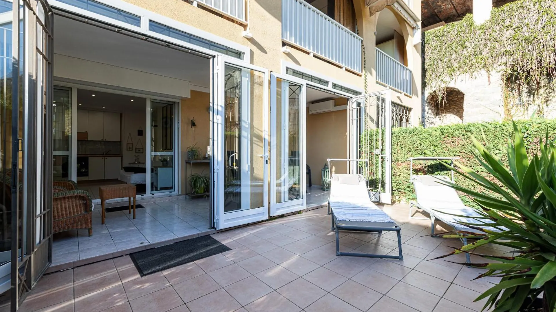 St Laurent - Appartement Au Calme Avec Terrasse & Parking Menton Apartment